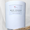 Il s'agit d'une bougie parfumée, faite à la main, artisanale Suisse à la senteur Bois Cendré