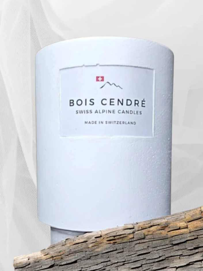 Il s'agit d'une bougie parfumée, faite à la main, artisanale Suisse à la senteur Bois Cendré