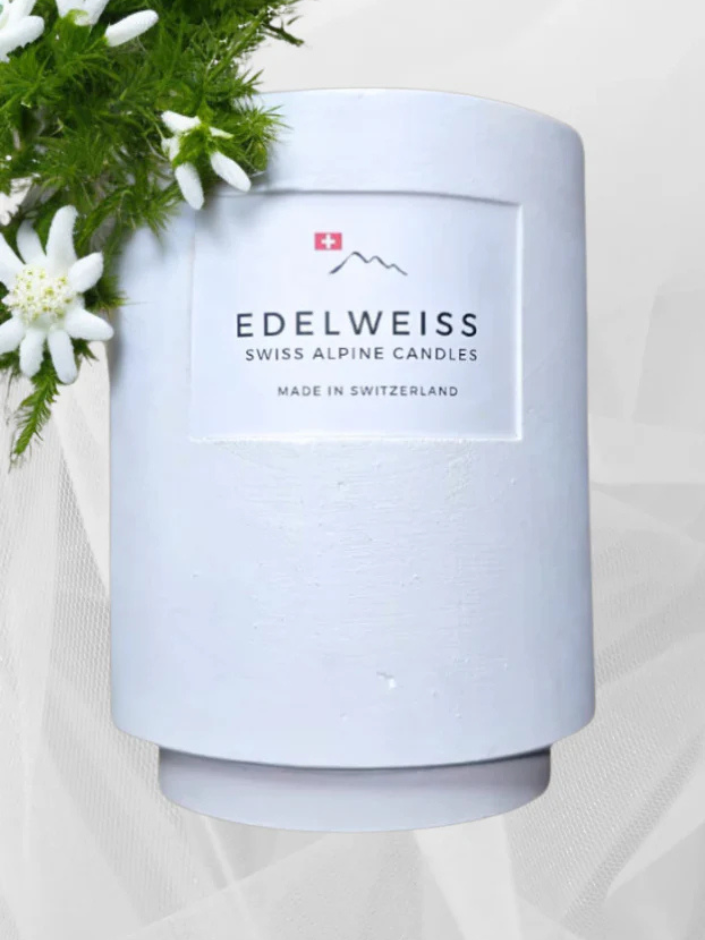 Il s'agit d'une bougie parfumée, faite à la main, artisanale Suisse à la senteur d'Edelweiss