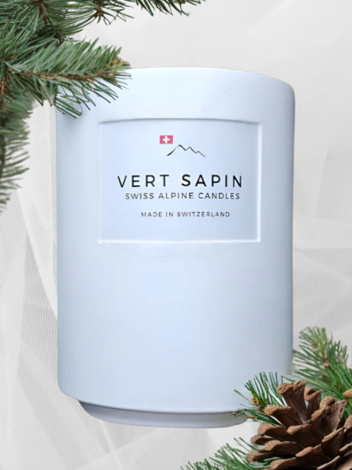 Il s'agit d'une bougie parfumée, faite à la main, artisanale Suisse à la senteur Vert Sapin