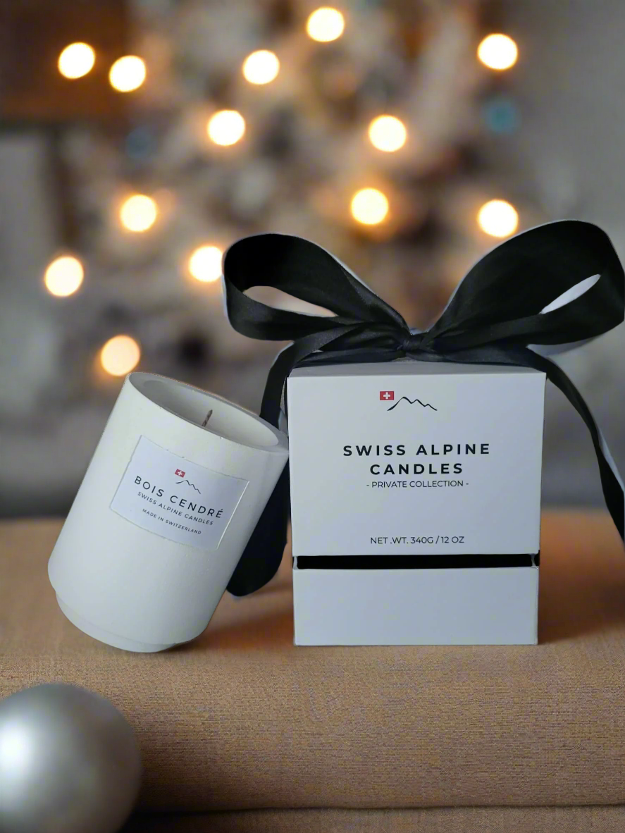 Une bougie et son emballage cadeau de la marque Swiss Candles